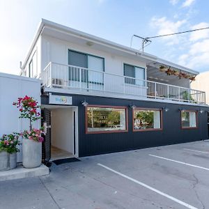 Surf Inn Boutique Backpackers - Free Breakfast